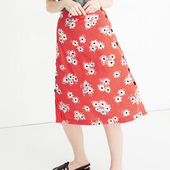 🌸 A-Line Floral Button Skirt 🌸 - Picture 1 of 9